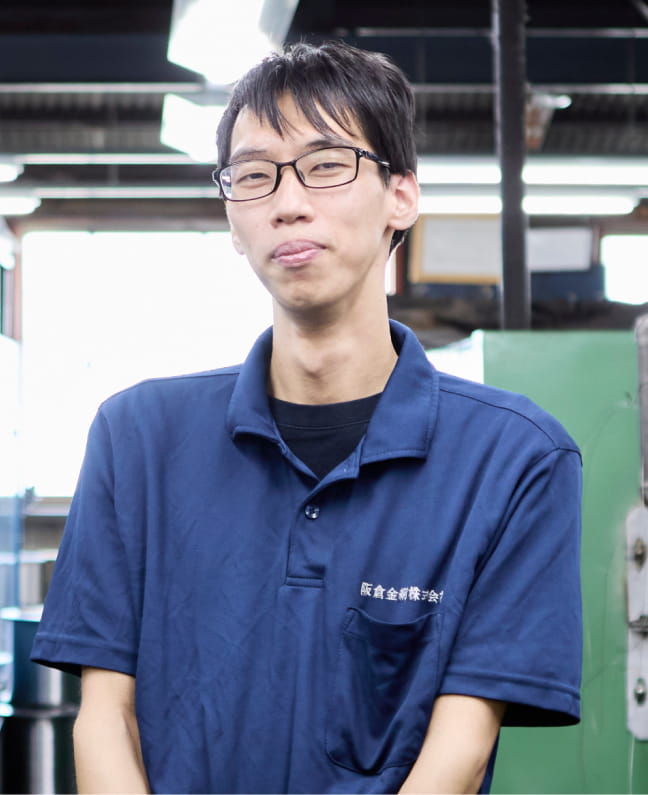 真剣な表情で製造機械を操作する男性