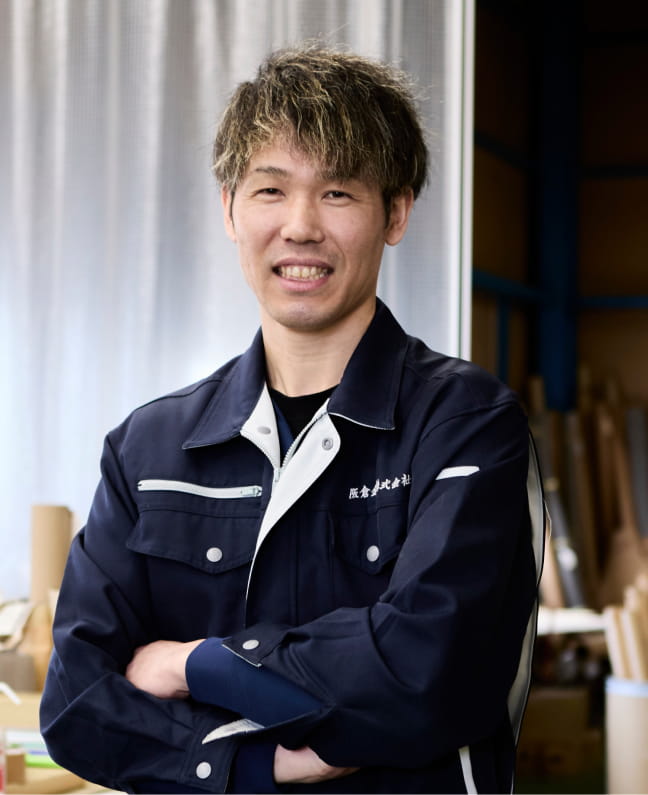 工場で在庫を確認する男性社員
