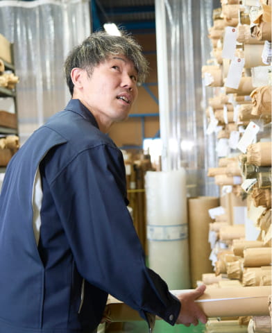 棚から資材を取り出し確認する男性社員